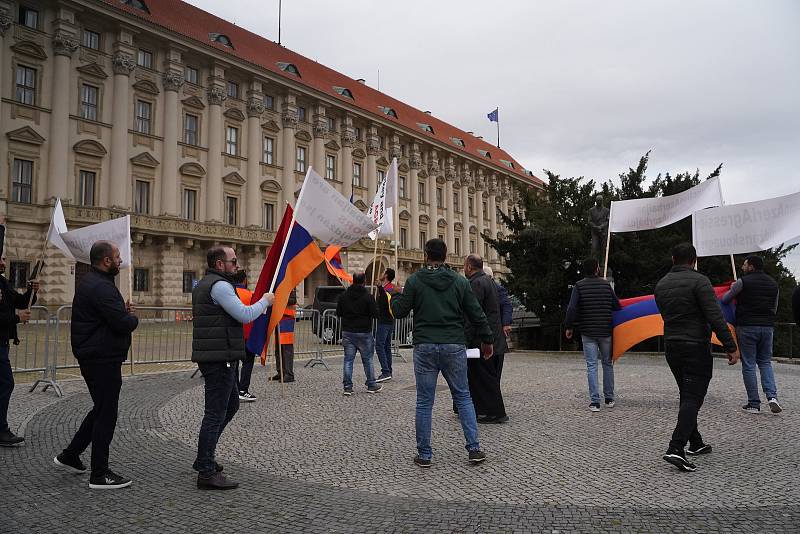 Demonstrace proti agresi Ázerbájdžánu na území Arménie před budovou ministerstva zahraničí na Loretánském náměstí v Praze.