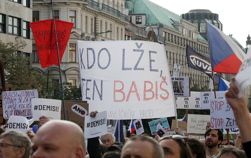 Demonstrace proti Marii Benešové a Andreji Babišovi  21.května 2019 na Václavském náměstí.