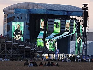 Atmosféra kolem areálu v pražských Letňanech, kde vystoupil britský hudebník Ed Sheeran.
