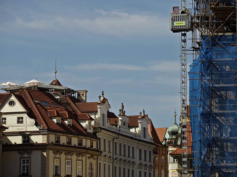 Postupující opravy věže Staroměstské radnice.