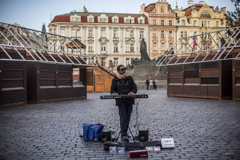 Na Staroměstském náměstí v Praze se v úterý 24. listopadu 2015 začalo se zdobením vánočního stromu a zároveň s přípravami vánočních trhů.