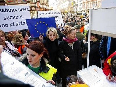 Protest proti jižní variantě. Zúčastnila se jí i Kateřina Jacques, poslankyně za Stranu zelených.