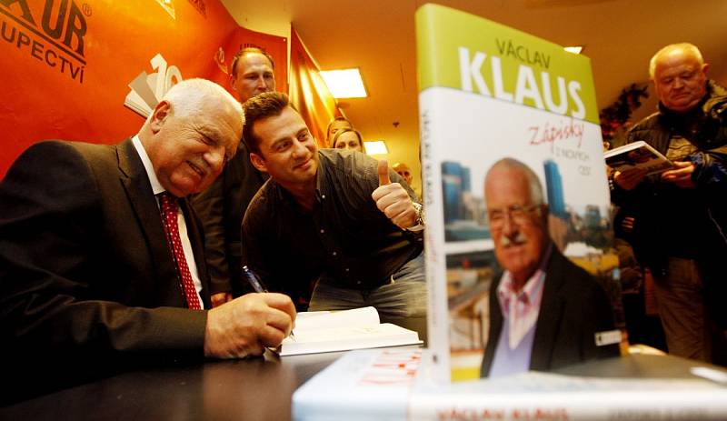 Prezident Václav Klaus podepisuje svou novou knihu