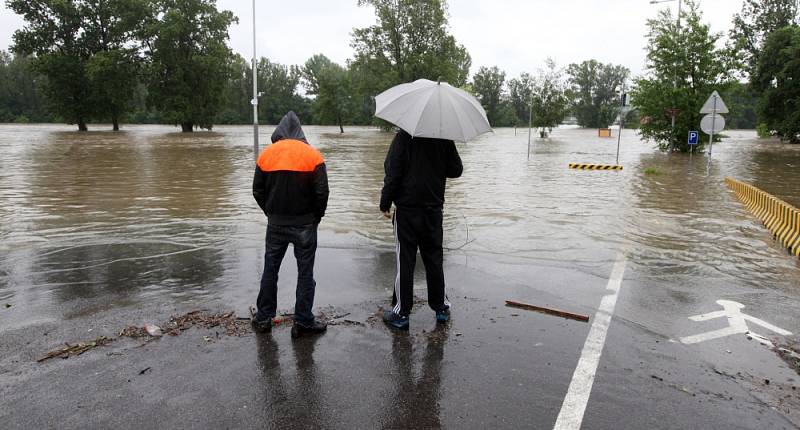 Povodně v Praze – Troji u Pražské zoo v pondělí 3. června. 