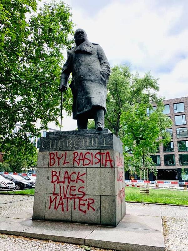 Na Žižkově někdo počmáral sochu Winstona Churchilla na protest proti rasismu.