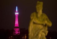 Petřínská rozhledna v barvách trikolory. Podoba věže postavené v roce 1891 byla inspirována pařížskou Eiffelovkou.