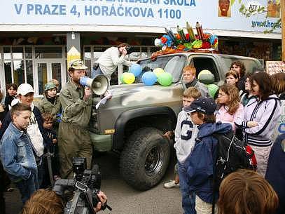 Demontrovalo se i před ZŠ Horáčkovou, kam přijel i náležitě vyzdobený transportér. 