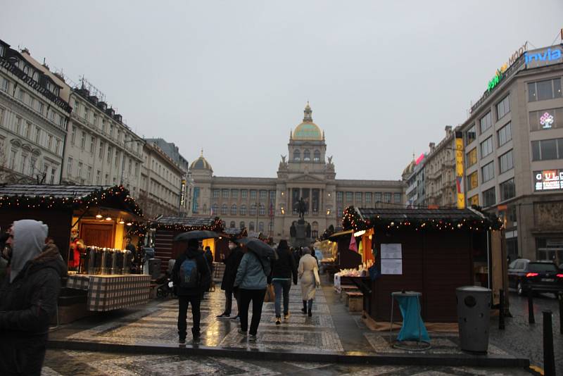Lidé si těsně před uzavřením vánočních trhů užívali ten na Václavském náměstí.