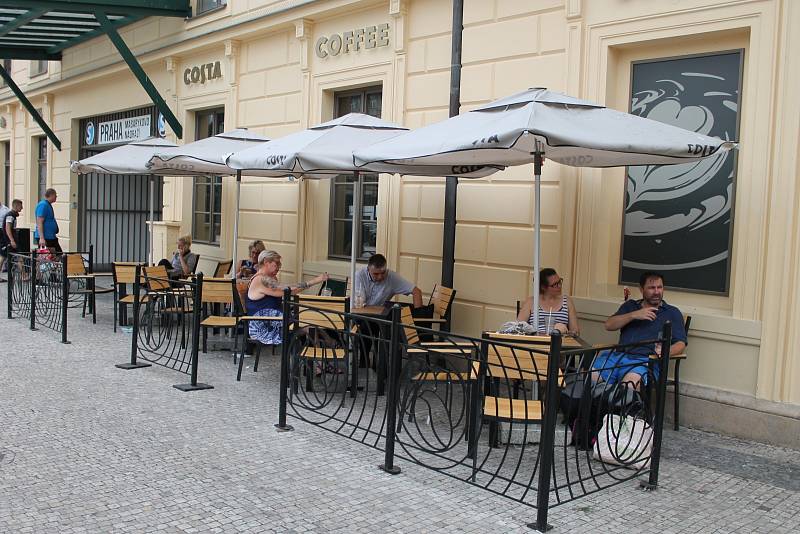 Na Masarykově nádraží otevřeli kavárny, objevily se stánky s občerstvením, další i s restaurací a lékárnou ještě přibudou.