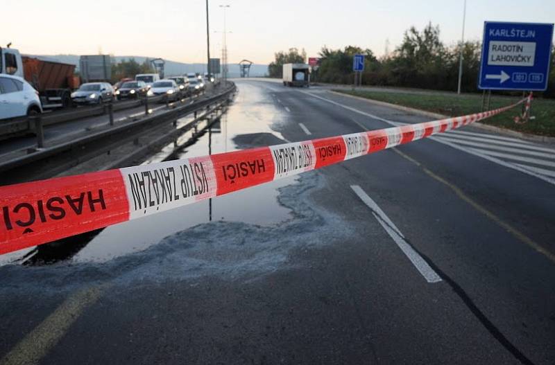 Hasiči zasahovali u vyteklého výživového koncentrátu na Strakonické ulici v Lahovicích,