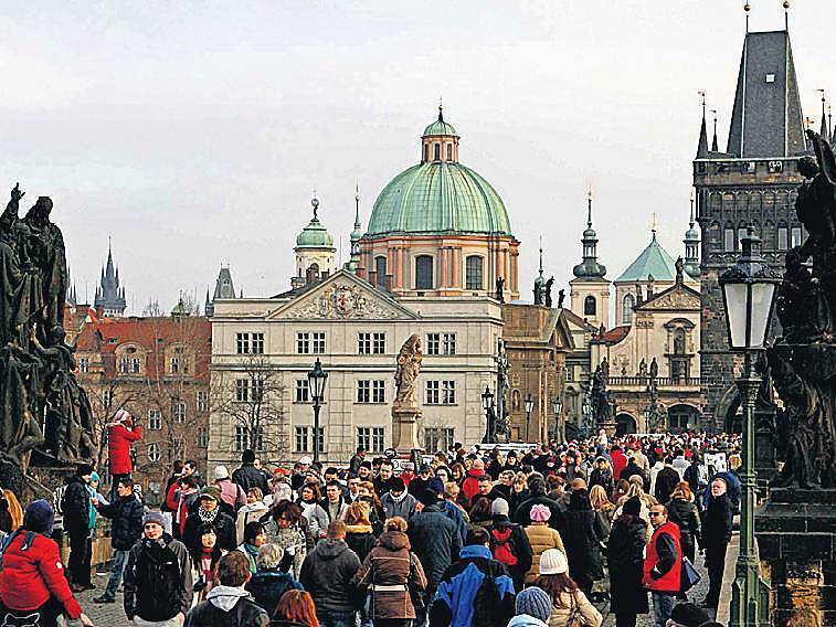 Karlův most přiláká nejenom davy turistů.