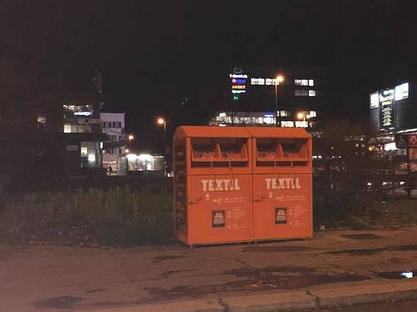 Oranžové kontejnery na textil mohou bezdomovcům v zimním období zachránit život.