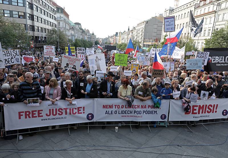 Demonstrace proti Marii Benešové a Andreji Babišovi 21. května 2019 na Václavském náměstí.