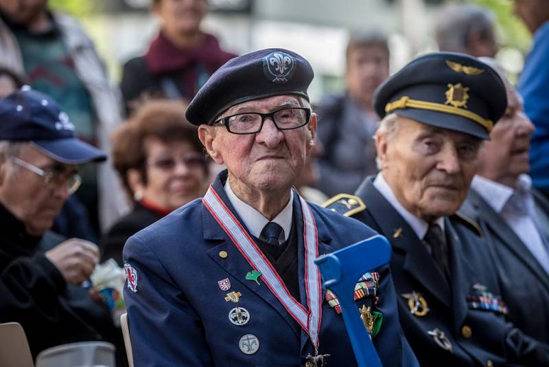 Vzpomínkový pietní akt při příležitosti 71. výročí Pražského povstání a konce druhé světové války si lidé připomněli ve čtvrtek 5. května 2016 před budovou Českého rozhlasu v Praze.