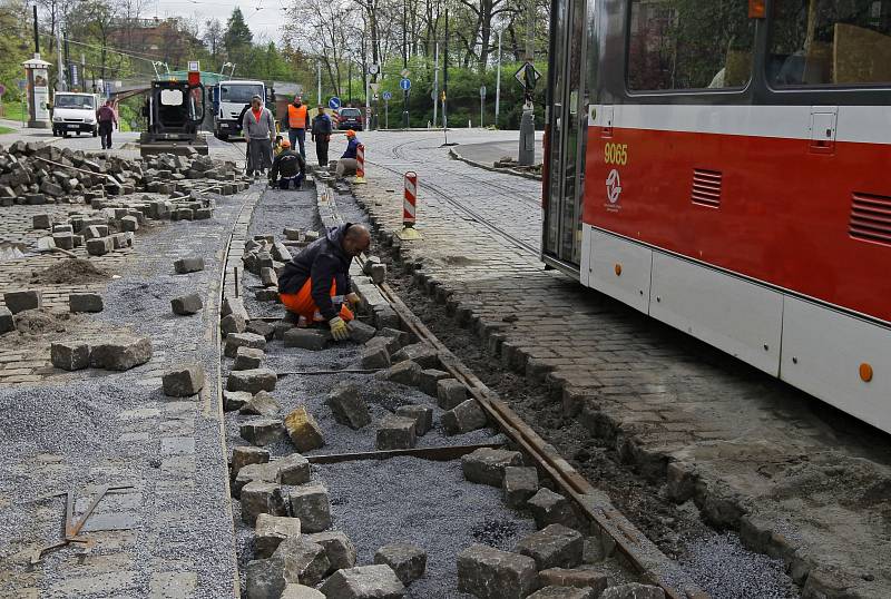 Oprava tramvajových kolejí v ulici Badeniho.