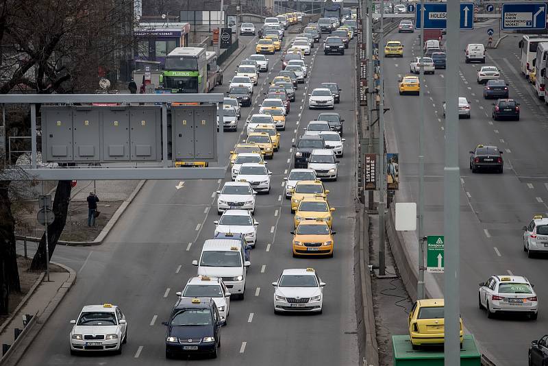 Protestní jízda taxikářů centrem Prahy 8. února.