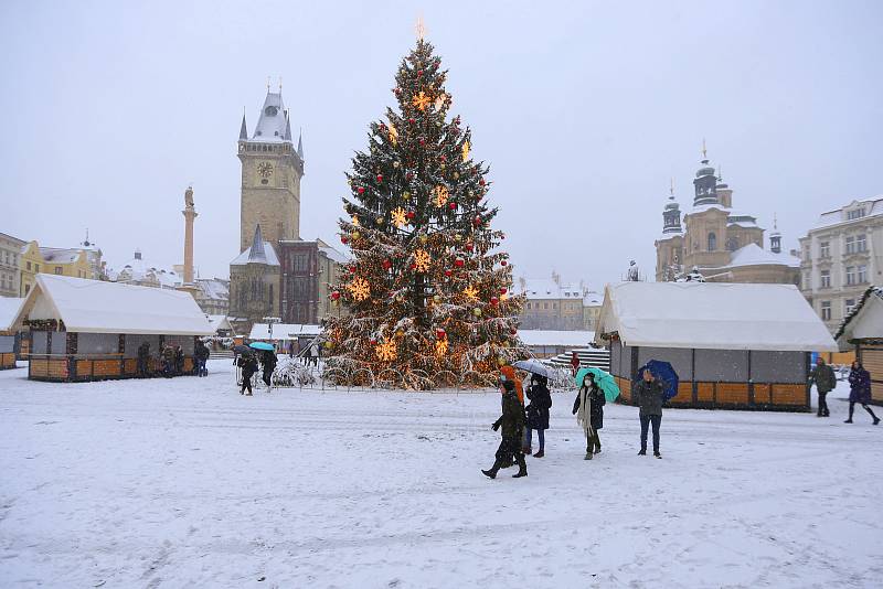 Staroměstské náměstí a oblíbená vyhlídková terasa v Letenských sadech pod sněhem 4. prosince 2021.