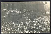 Pohlednice zaznamenala manifestaci k 50letému výročí Národního divadla v roce 1918, pro policejní složky to byla záminka, jak s aktivistů vyrobit zločince.