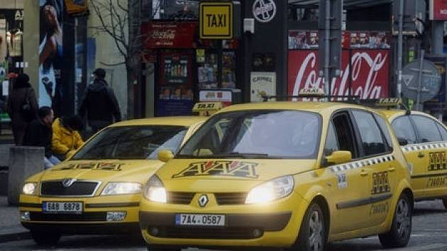 V Praze začala od 1. ledna 2009 platit vyhláška, podle které by taxikáři na magistrátních stanovištích měli mít pouze automobily žluté barvy a mladší osmi let. 