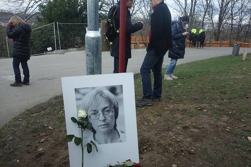 Promenáda Anny Politkovské na okraji Stromovky.