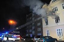 Hasiči bojovali s požárem bytu ve Strašnicích.