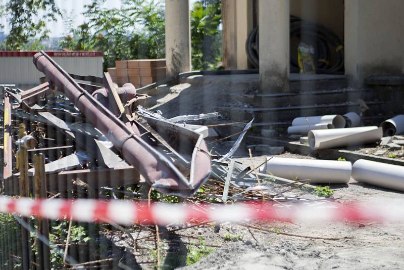 V Praze probíhají během letních prázdnin rekonstrukce. Na fotografiích je ZŠ a MŠ Radlická v ulici Na pláni.