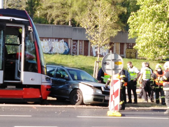 Na Evropské ulici se střela tramvaj s osobním autem.