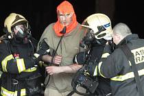 Pražští hasiči v Centru Černý Most nacvičovali zásah při explozi plynu ze svářecí soupravy, následné uhašení požáru v kinosále a vyhledávání a záchranu zraněných.