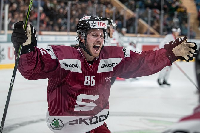 Sparťan Erik Thorell se raduje z asistence na vítězný gól Davida Tomáška proti švédskému Örebrö. Pražané jsou ve finále Spengler Cupu!