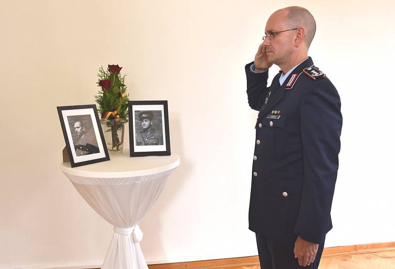 Německý velvyslanec Christoph Israng vzdává čest československým parašutistům.