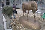 Bronzový kůň od autora Michala Gabriela nebude na náměstí sám, vedle dalších dvou koní bude součástí výzdoby vodní prvek a 24 nových stromů.