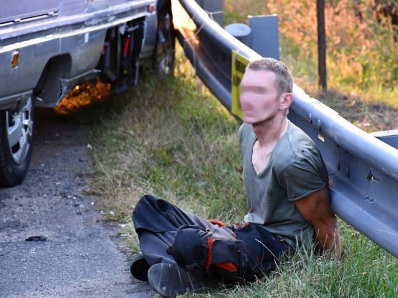 Zdrogovaný muž se zákazem řízení v karavanu ujížděl pražským strážníkům.