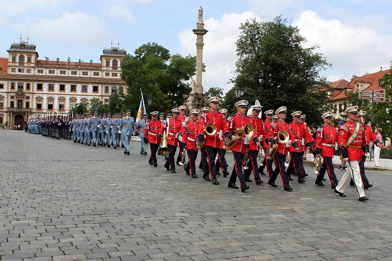 Hradní stráž v dobových uniformách na Pražském hradě.