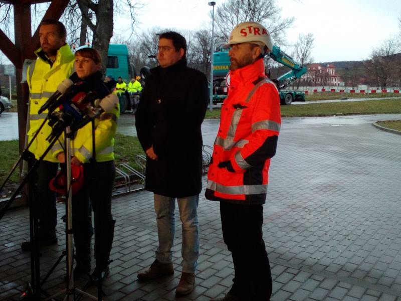 „Během dneška a zítřka budou ještě trosky zkoumat na místě, poté dojde k jejich odstranění a přemístění," uvedl na tiskové konferenci Dolínek