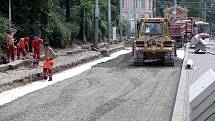 V Praze o prázdninách probíhají velké opravy tramvajových a silničních tratí. Na snímku rekonstrukce tramvajové trati na Karlově náměstí.