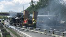 Při nehodě autobusu a kamionu s návěsem na Pražském okruhu došlo k velkému požáru a zemřel člověk.