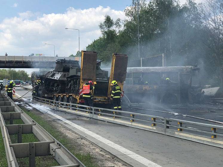 Při nehodě autobusu a kamionu s návěsem na Pražském okruhu došlo k velkému požáru a zemřel člověk.