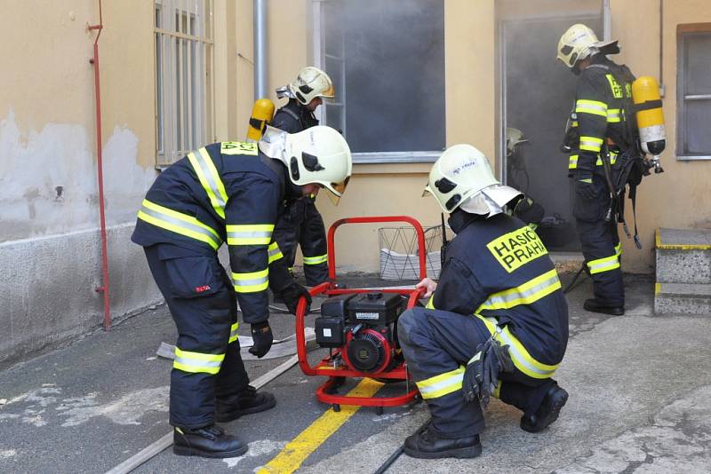 Cvičení hasičů spojené i s evakuací dětí se ve čtvrtek 16. dubna 2015 uskutečnilo v budově foniatrické kliniky Všeobecné fakultní nemocnice v Žitné ulici v centru Prahy. Hasiči ze dvou pražských stanic se museli vypořádat s požárem v elektrické rozvodně.