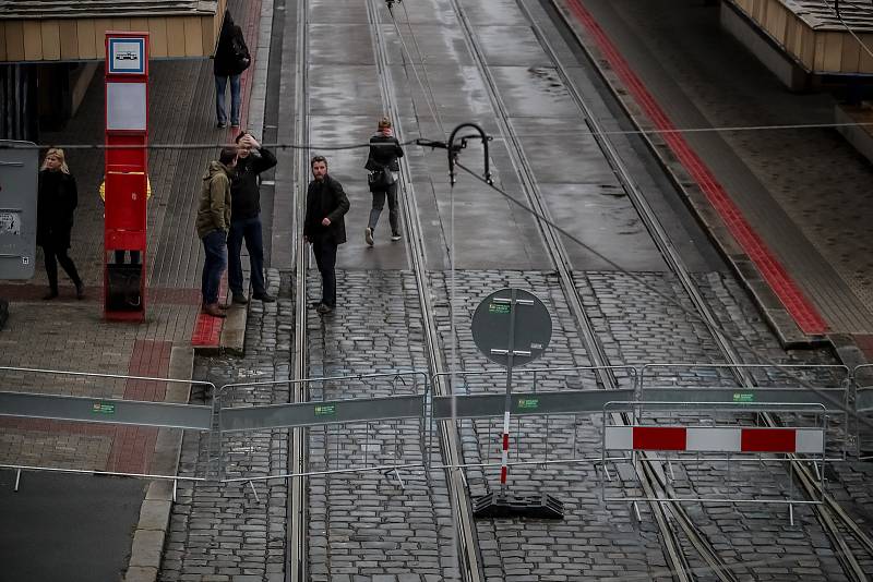 Situace okolo mostu u metra Vltavská 24. října ráno v Praze. TSK most, pod kterým jezdí tramvaje a chodí lidé, uzavřelo z důvodu špatného stavu.