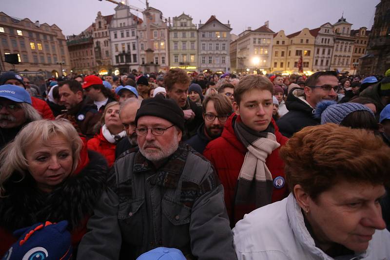 Z předvolební kampaně 'Všichni za pravdu!' na podporu prezidentského kandidáta Petra Pavla na Staroměstském náměstí v Praze.