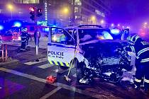 V Praze se srazilo auto strážníků s dalším vozem.