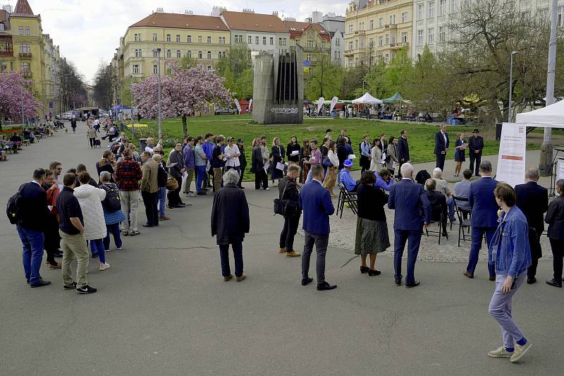 Veřejné čtení jmen obětí holocaustu na Náměstí Jiřího z Poděbrad 28. dubna 2022.
