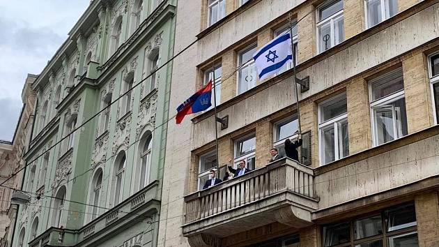 Izraelská vlajka zavlála i na radnici Prahy 1.