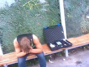 Opilého mladíka našla policejní hlídka na Černém Mostě