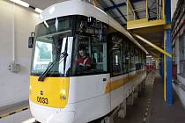 Dopravní podnik hl. m. Prahy v nejbližších týdnech začne v ulicích Prahy testovat novou nízkopodlažní tramvaj - EVO1