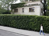 Podoba Rothmayerovy vily v Břevnově v květnu roku 2007, kdy se pražský magistrát rozhodl objekt koupit a opravit.