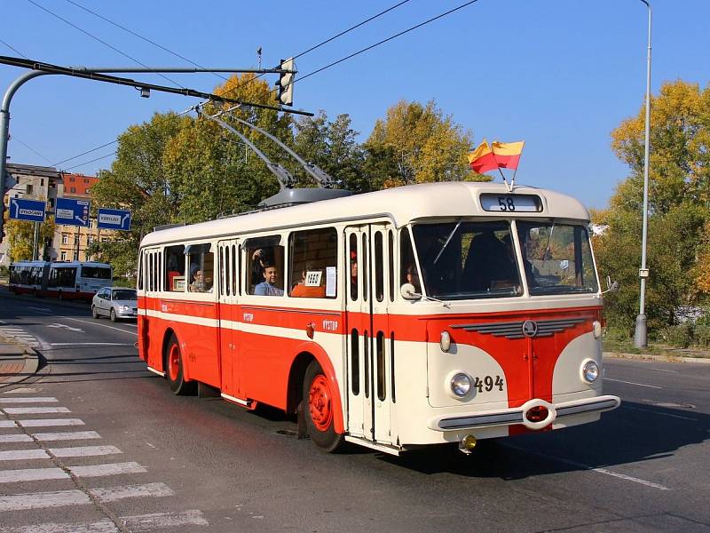 Cestující se v neděli v Praze svezli historickým trolejbusem.
