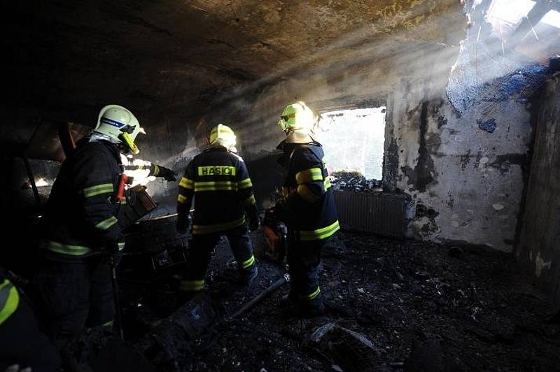 Požár v podkroví rodinného domu v Mírové ulici v Kolovratech.