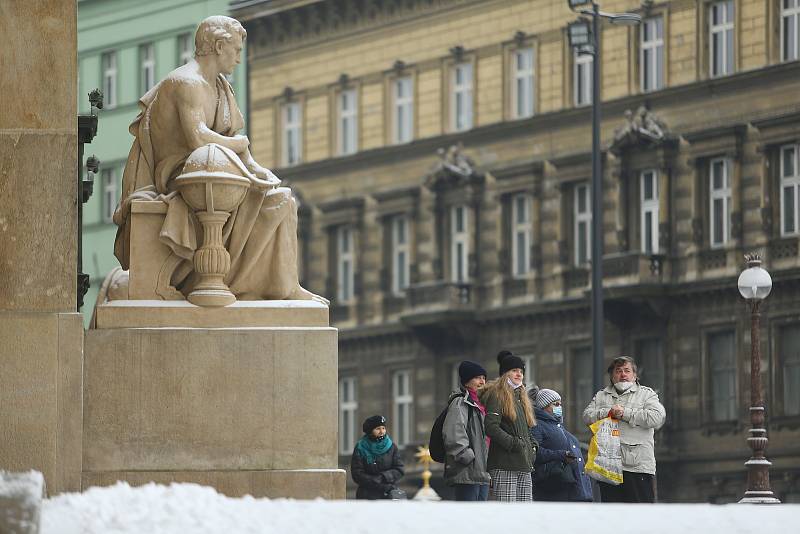 Národní muzeum, které bylo kvůli druhé vlně epidemie koronaviru zavřeno od 8. října, znovu otevřelo ve čtvrtek 3. prosince 2020. Vstup prvních návštěvníků jsme navštívili s redakčním objektivem.