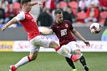 Utkání 22. kola první fotbalové ligy SK Slavia Praha - AC Sparta Praha, 2. dubna v Praze. Zleva Stanislav Tecl ze Slavie, Matěj Hybš ze Sparty.